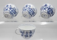 Auktion 365 / Los 8189 <br>4x Tassen, Meissen, Zwiebelmuster, je mit Schleifstrichen, ca. H-6,8cm