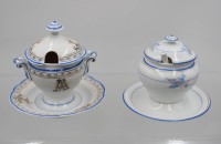 Auktion 365 / Los 8195 <br>2x Könfiturendosen o.ä.,, um 1900, 1x mit Ziermonogramm, ca. H-13cm