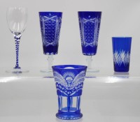 Auktion 365<br>5x div. Gläser, 4x Überfangglas, blau, ca. H-17,5 bis 9,5cm