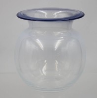 Auktion 365 / Los 10075 <br>bauchige Vase, signiert Eisch, blauer Rand, ca. H-17cm