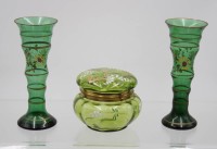 Auktion 365<br>Dose mit Emaillebemalung um 1900 sowie Vasenpaar,  grünes Glas, 1x Chip, Vasen H-16cm, Dose H-9,5cm D-10,5cm