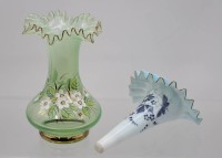 Auktion 365<br>Biedermeier-Vase sowie wohl Einsatz für Vase?, je Emaillemalereim Vase H-15,5cm, Einsatz ca. L-17,5cm