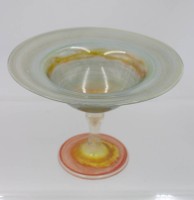 Auktion 365<br>Studio-Gals, Fussschale, signiert Glasbläserei Karl Schmid, Zwiesel, ca. H-12cm D-17cm