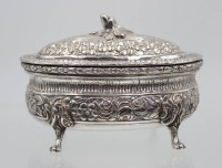 Auktion 365<br>ovale silberne Bonbonniere, 800erm floral reliefiert, ca. 320gr., H-9cm B-13,5cm T-8cm