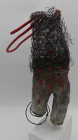 Auktion 365<br>Kirsten Berg /XX), 2017, Hamburger Künstlerin "Ohne Titel", Skulptur auf Holzsockel, Kunstmasse, Draht und Metall, H-zus. 40 cm