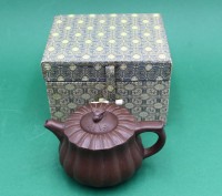 Auktion 365 / Los 15534 <br>Chinese Yixing Zisha Clay Handmade Exquisite Teekanne H-6cm (in Box)