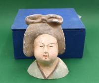 Auktion 365 / Los 15536 <br>chinesische Terrakotta-Figur, H- 14cm B- 10cm (in Box)