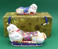 Auktion 365<br>2x chinesische Kissenfigur, handbemalt aus Porzellan, H- 9cm B- 15cm (in Box)