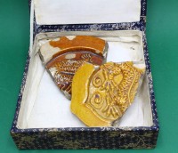 Auktion 365<br>2x chinesische Keramik Stücke (Dachziegel??) (Hongwu-Periode der Ming-Dynastie??), max. B- 11cm (in Box)