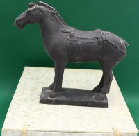 Auktion 365<br>chinesisches Terrakotta-Pferd, mit div. Abplatzern / Teile anbei, H- 22cm B- 25cm (in Box)