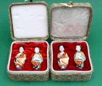 Auktion 365<br>2x 2 identische handbemalte chinesische Figuren, Frau &amp; Mann, H- 6cm (in Box)