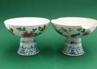 Auktion 365<br>2x chinesische Porzellan Schalen auf Stand, Blumendekor, div. Abplatzer (fehl. Stücke anbei), H- 12cm D- 16cm