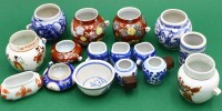 Auktion 365<br>Konvolut div. kl. chinesischer Vasen &amp; Schalen, leichte Altersspuren, Blumendekor, max. H- 6cm, max. B- 6cm