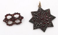 Auktion 365<br>alter Granatstern, D-3 cm,  und kleine Brosche, Granat, B-2 cm