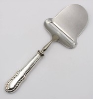 Auktion 365<br>gr. Käsehobel, Silbergriff Copenhagen 1930, L-20,5 cm "HFS", 67 gr.
