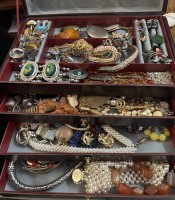 Auktion 365<br>Schmuckkoffer voller Modeschmuck, H-16 cm, 19x27 cm