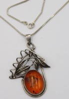 Auktion 365<br>Halskette mit gr. Bernsteinanhänger, beide Silber-925-