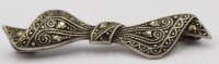 Auktion 365<br>Silber-935- Brosche "Schleife" mit Markasiten, L-4 cm, 2,8 gr