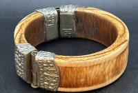 Auktion 365<br>massiver Bein-Armreif, Klappscharnier, D-7 cm, H-2,5 cm, 62 gr., wohl Indien