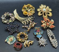 Auktion 365<br>14x div. Broschen, Strass etc., goldfarben meistens, grösste ca. 6x5 cm