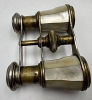 Auktion 365<br>Messing-Opernglas mit Perlmutt-Griffen