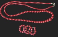 Auktion 365<br>Korallen-Kette und Brosche, Kette verlaufend, bei Brosche fehlt eine Kugel, B-4,5 cm , Kette-60 cm,