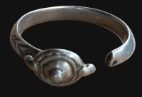 Auktion 365<br>offene Armspange mit  Gravuren, wohl Persien/Afghanistan?, Silber geprüft, 94,9 gr