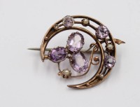 Auktion 365<br>Brosche, 19. Jhd. wohl Gold um 14ct, Amethyste und Saatperlchen, 2,8gr., D-2,5cm