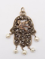 Auktion 365 / Los 1521 <br>Hamsa-Amulett aus Gold (gepr.), Diamanten und Perlen, um 1920, 19,2gr., ca. L-7cm