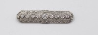 Auktion 365<br>sehr schöne Brosche im Art-Déco Stil, wohl Platin, Diamantbesatz, 5,7gr., L-4,5cm