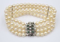 Auktion 365<br>4reihiges Perlenarmband, 585 WG-Schließe mit Smaragdbesatz, ca. L-19cm