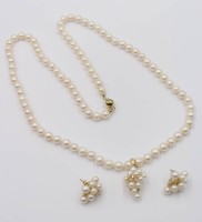 Auktion 365<br>Perlenset mit 585 GG-Monturen, Halskette mit Anhänger sowie Ohrstecker, Brillantbesatz, Kette ca. 68cm