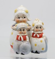 Auktion 365<br>figürliche Menage, älter, Hollandmädchen mit Kindern, H-11cm B-11cm