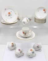 Auktion 365<br>20 Kaffeeserviceteile,  KPM Berlin Neuosier, Bunte Blumen und Insekten, 8x Tassen mit U.T. und 4 Kuchenteller, Tassen ca. H-7cm