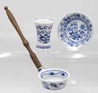Auktion 365<br>kl. Vase und Schale, Hutschenreuther Zwiebelmuster, anbei Butterpfännchen, Vase H-10cm, Schale D-13cm