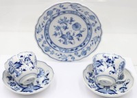 Auktion 365 / Los 8210 <br>2x Tassen mit U.T. sowie Kuchenteller, Stadt Meissen, Zwiebelmuster, älter, 1x Tasse mit Chip, ca. H-6,6cm