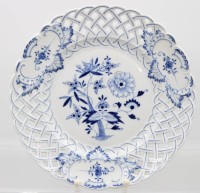 Auktion 365<br>schöner Durchbruchteller, Porzellanfabrik Friedrich Christian Greiner &amp; Söhne in Rauenstein, Zwiebelmuster, ca. D-26,7cm