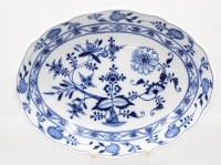 Auktion 365<br>ovale Schale, Meissen, Zwiebelmuster, 2 Schleifstriche, ca. H-4,3cm B-26,8cm