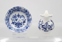 Auktion 365<br>kl. Milchkännchen und kl. Schale, Meissen, Zwiebelmuster, Schälchen mit 2 Schleifstrichen, ca. H-9cm und D-12,2cm