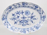 Auktion 365 / Los 8217 <br>kl. ovale Platte, Meissen, Zwiebelmuster, 1. Wahl, ca. 30,3 x 22cm