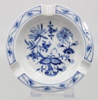 Auktion 365<br>Ascher, Meissen, Zwiebelmuster, 2 Schleifstriche, ca. H-2,3cm D-12,3cm