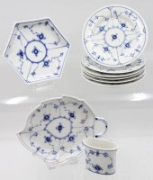 Auktion 365<br>kl. Konvolut Royal Copenhagen, Musselmalet Glat, eckige Schale,  Zahnstocherbehälter, Blattschale (altrissig), 6x kl. Teller (D-14cm)