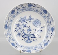 Auktion 365<br>gr. Schale, Meissen, Zwiebelmuster, 1. Wahl, ca. H-5,5cm D-25cm