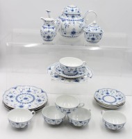 Auktion 365 / Los 8228 <br>Teeservice für 6 Personen, Kaiser, Bornhom, Entw. Nossek, Teekern (Kannendeckel bestossen), 6x Tassen,  5x U.T., 5x Kuchen, Tassen H-5cm