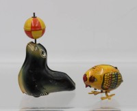 Auktion 365 / Los 12019 <br>2 Teile Blechspielzeug, Seehund mit Ball "Lehmann" und kl. Pickvogel, ca. H-10cm D-3,5cm,
