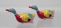 Auktion 365 / Los 12020 <br>2x Blech-Enten, China, Werk stehen, ca. H-5,2cm