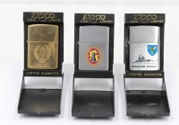 Auktion 365<br>3x div. Zippo-Feuerzeuge, in Etuis