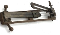 Auktion 365 / Los 16064 <br>Messing-Kompaß-Peilaufsatz, ungepflegt, L-22 cm