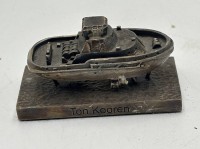 Auktion 365<br>kl. Bronze Modellschiff/Schlepper "Ton Kooren", 25 Jahre im Dienst, H-5 cm, L-9 cm