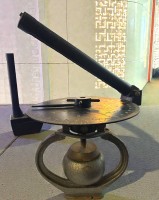 Auktion 365 / Los 16066 <br>massive, schwerer Peilaufsatz "C.Plath-Hamburg", H-max. 35 cm, D-Scheibe 17 cm, mit Eisen-Gegengewicht